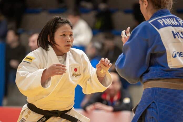 Signed Shirts and Signed Statements: Lignano’s Opening Act