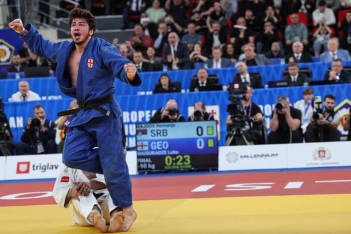 -90 kg: Maisuradze Gives the Hosts Their Anthem