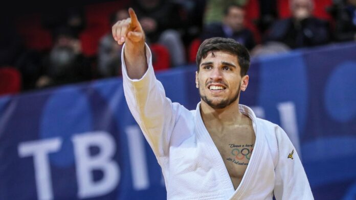 Bagrat Niniashvili - Hero of the Accueil Crowd